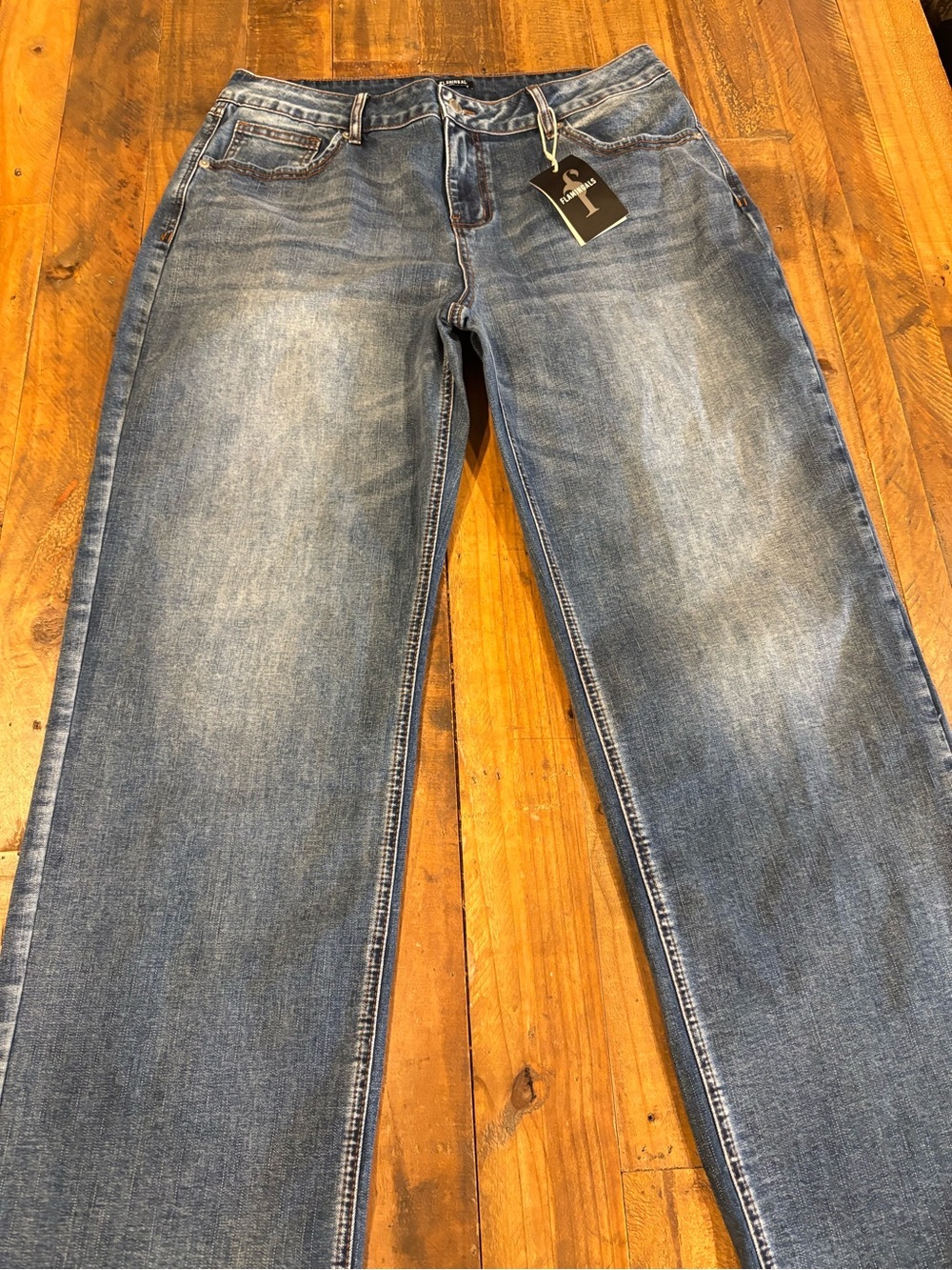Classic Straight-Leg Women's Jeans in Faded Blue - Everyday Essential